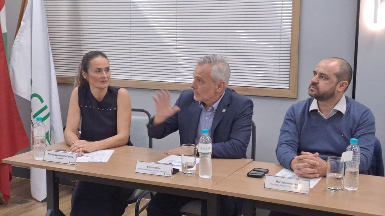 Plano Estadual de Logística e Transporte,PELT Santa Catarina,Beto Martins,Porto de Itapoá,Aeroporto de Jaguaruna,Coamo Itapoá,Terminal Graneleiro de Santa Catarina,Via Mar SC,Lei de Ferrovias SC