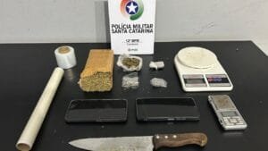 tráfico de drogas,prisão em flagrante,Rua Rio Teixeira,Camboriú,Polícia Militar,12º BPM