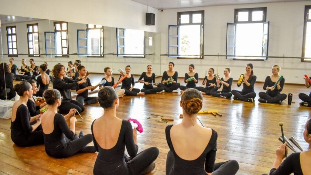 música e dança,percepção sonora na dança,aulas de música para bailarinos,formação cultural Itajaí,Hama Espaço Artístico,Débora Mazoti