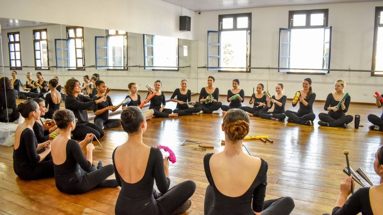 música e dança,percepção sonora na dança,aulas de música para bailarinos,formação cultural Itajaí,Hama Espaço Artístico,Débora Mazoti