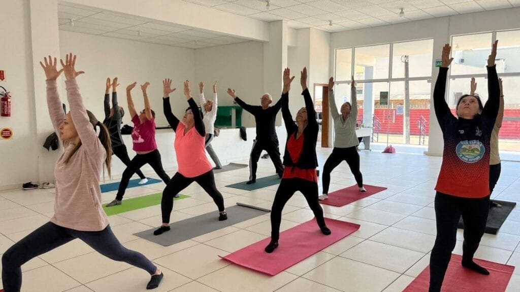aulas de yoga Itapema,yoga para idosos gratuita,política pública idoso Itapema,qualidade de vida terceira idade,atividades para idosos