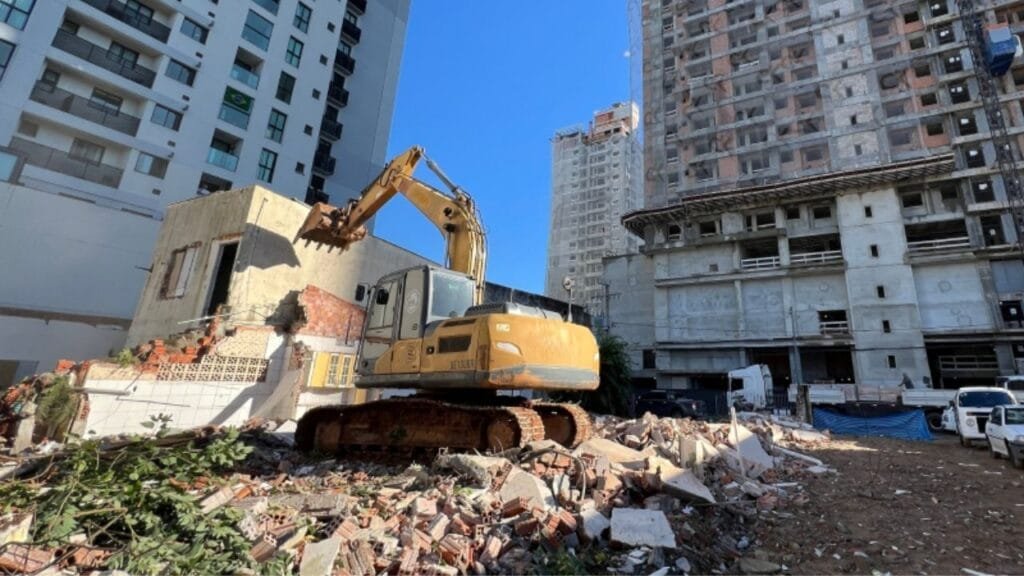 eixo viário Itajaí Balneário Camboriú,obras Praia Brava,demolição rua Suécia,mobilidade Litoral Norte SC,ligação entre cidades SC