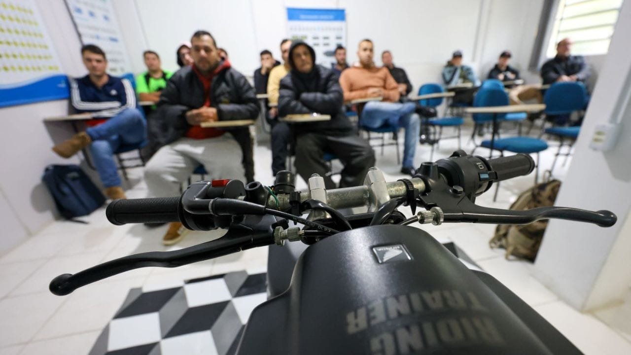 programa CNH Emprego na Pista,curso motofrete SC,habilitação EAR,motofretistas Vale do Itajaí,qualificação motoboys