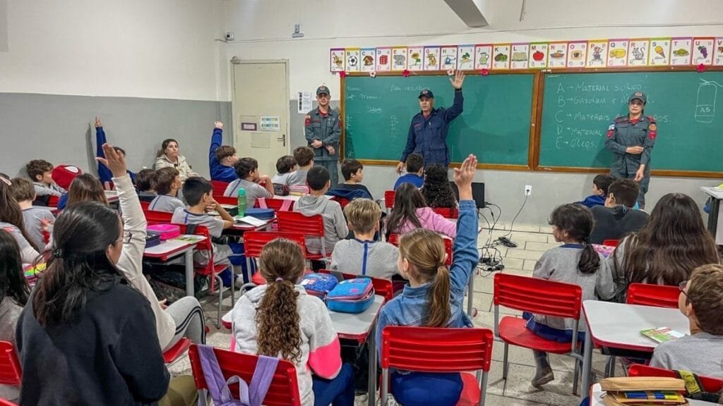 Bombeiro Mirim Balneário Camboriú,simulado evacuação escola,educação preventiva,Corpo de Bombeiros SC,segurança escolar