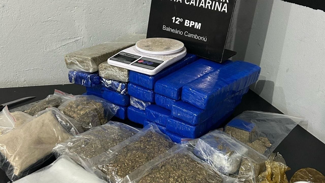 apreensão drogas Camboriú,Polícia Militar Santa Catarina,tráfico de drogas Tabuleiro,operação policial,12º BPM