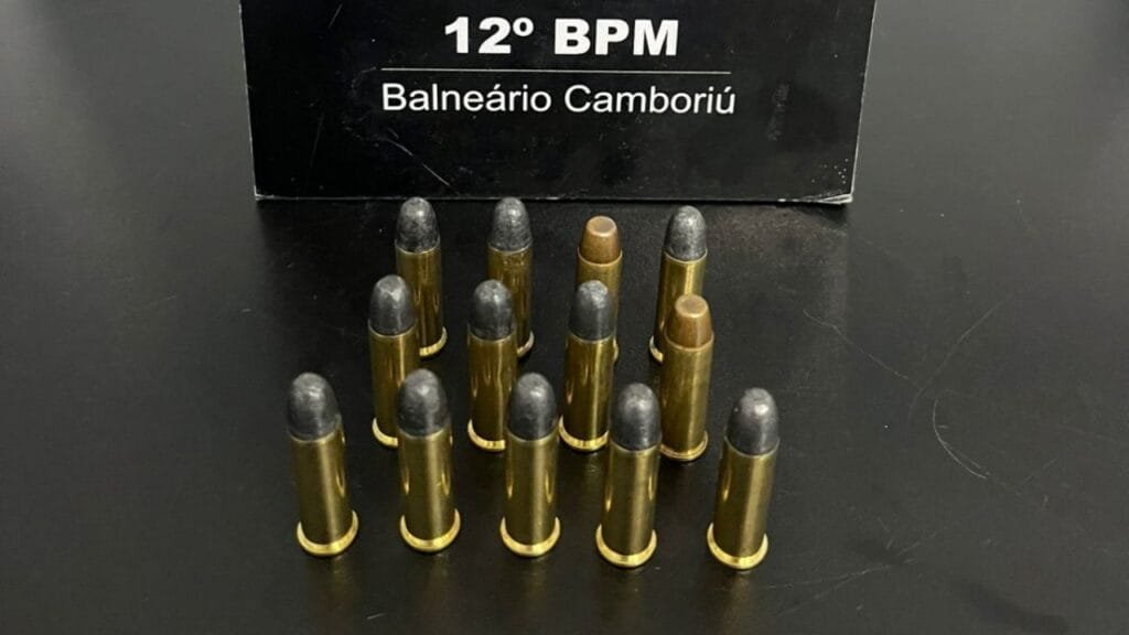 prisão munições Balneário Camboriú,Polícia Militar Balneário Camboriú,flagrante munições,arma de fogo,segurança pública Santa Catarina