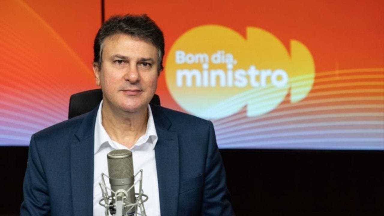 restrição celulares escolas,Camilo Santana,cidadania digital,MEC,projeto de lei redes sociais