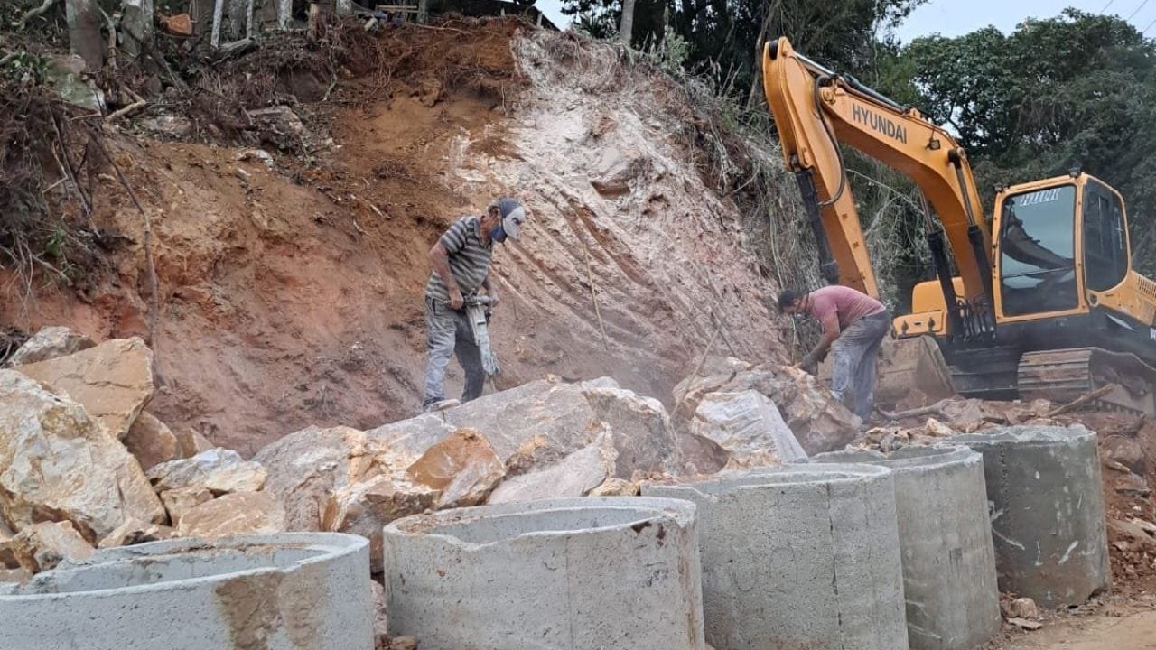 retirada de rocha Balneário Camboriú,Rua Irlanda do Norte obras,Defesa Civil BC,segurança moradores Bairro das Nações