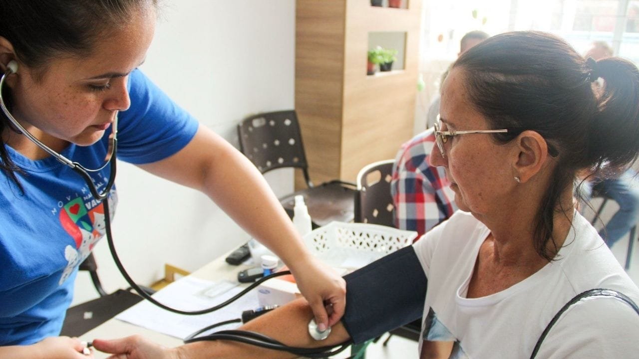 diagnóstico hipertensão,teste glicemia capilar,Farmácia Básica,prevenção diabetes,acompanhamento farmacêutico