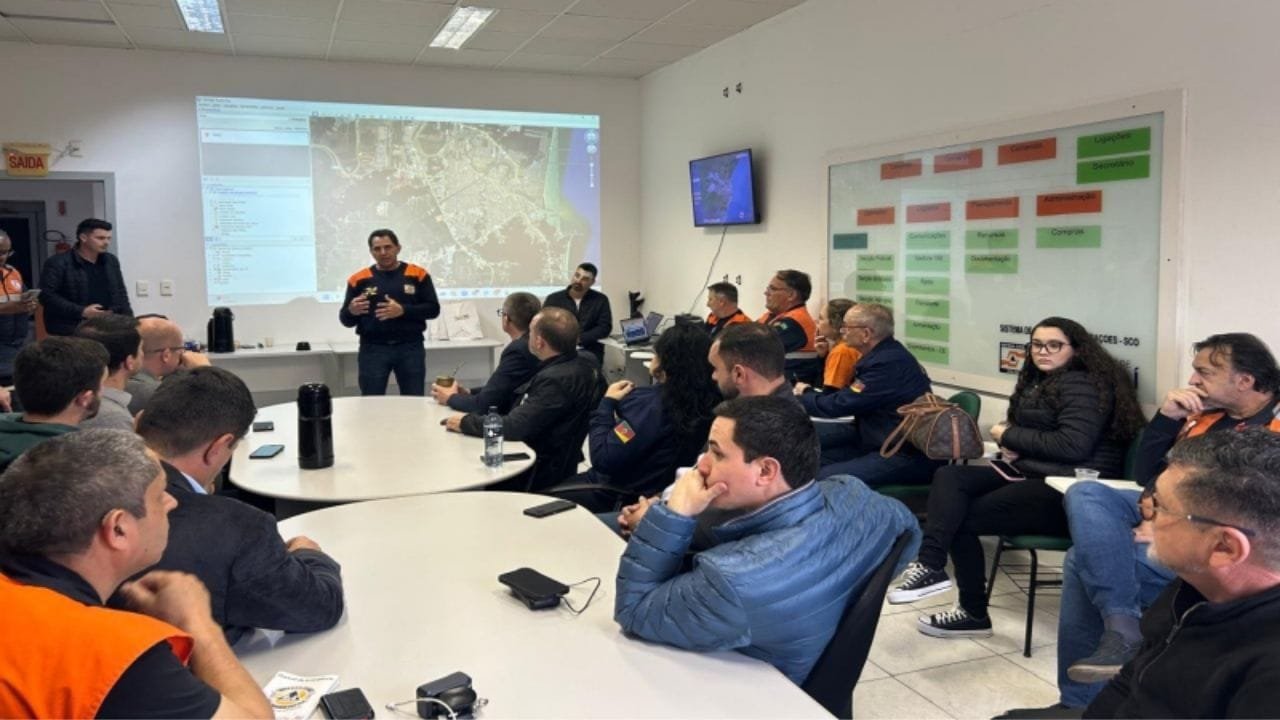 Defesa Civil de Itajaí,gestão de risco,prevenção de desastres,monitoramento de cheias,intercâmbio técnico