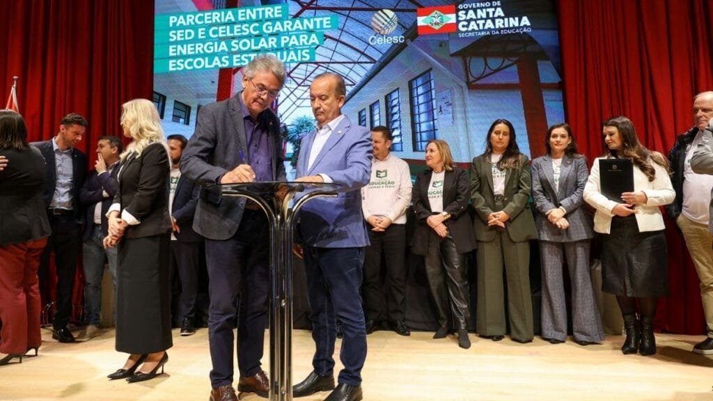 energia solar em escolas,Governo de SC,Celesc Geração,usinas fotovoltaicas Santa Catarina,sustentabilidade na educação,economia de energia SC,escolas públicas catarinenses,Luciane Ceretta,Jorginho Mello