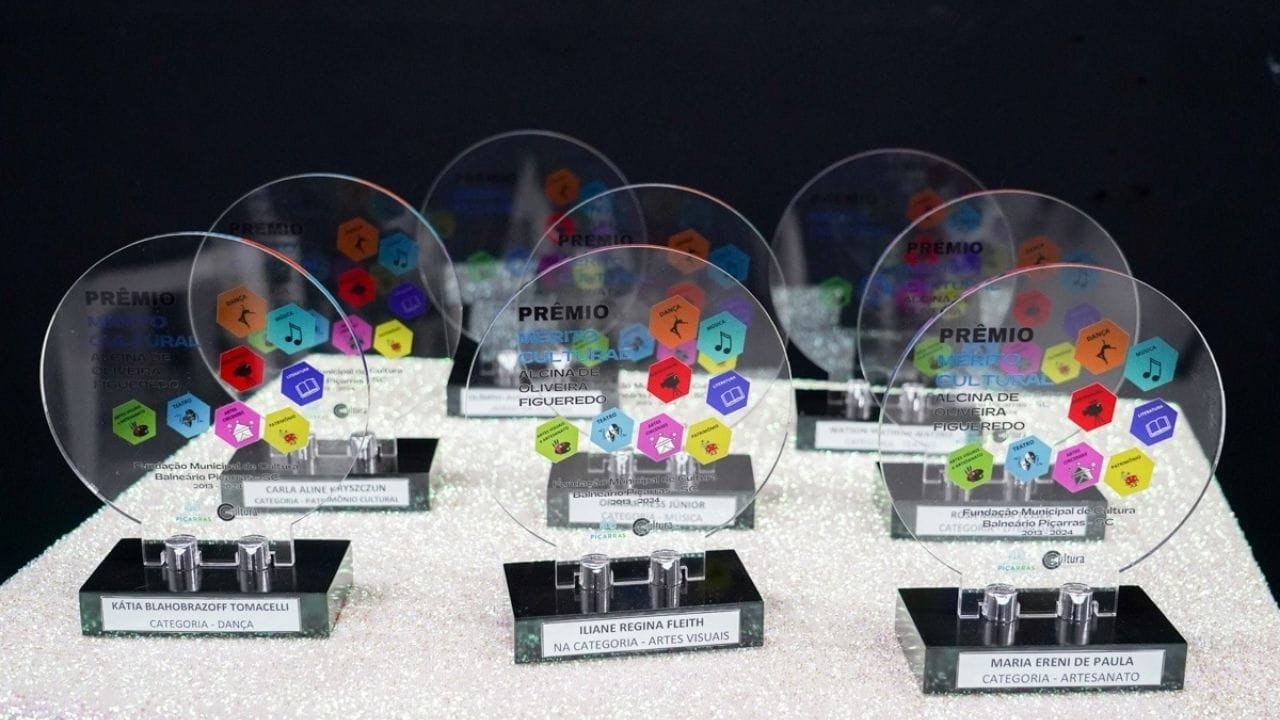 prêmio Mérito Cultural Balneário Piçarras,homenagem artistas locais,Alcina de Oliveira Figueredo