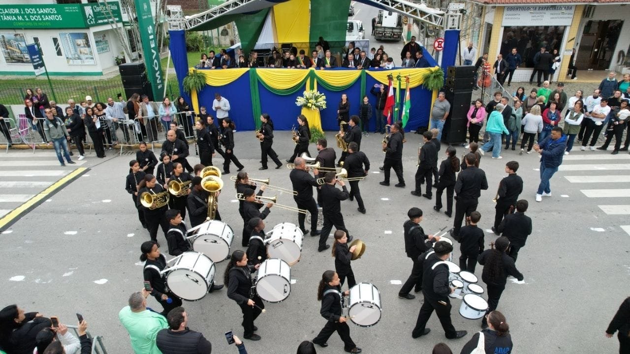 Camboriú,Independência do Brasil,desfile cívico,memória histórica,escola,família e sociedade.,Banda Municipal BEMC,Hino de Camboriú,prefeito Leonel Pavan,Bandeira do Brasil,Jozias Osmar da Silva,Câmara de Vereadores,Marlon Borsato,eputados estaduais,secretários municipais,presidentes de fundações,vereadores,autoridades locais,Rede Catarina de Proteção à Mulher,PROERD,Corpo de Bombeiros Militar,Polícia Militar,SAMU,Defesa Civil,CAESP,APAE,APECAM