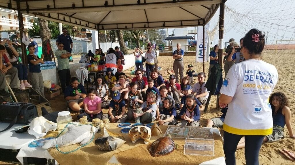 revitalização Praça de Todas as Idades,ação ambiental Balneário Piçarras,plantio árvores frutíferas,Dia Mundial da Limpeza 2025,Grupo Escoteiro Baden Powell