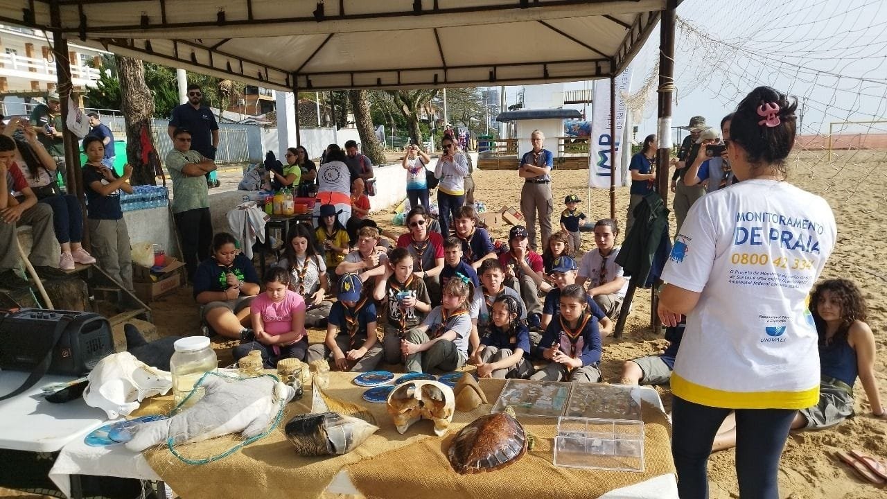 revitalização Praça de Todas as Idades,ação ambiental Balneário Piçarras,plantio árvores frutíferas,Dia Mundial da Limpeza 2025,Grupo Escoteiro Baden Powell