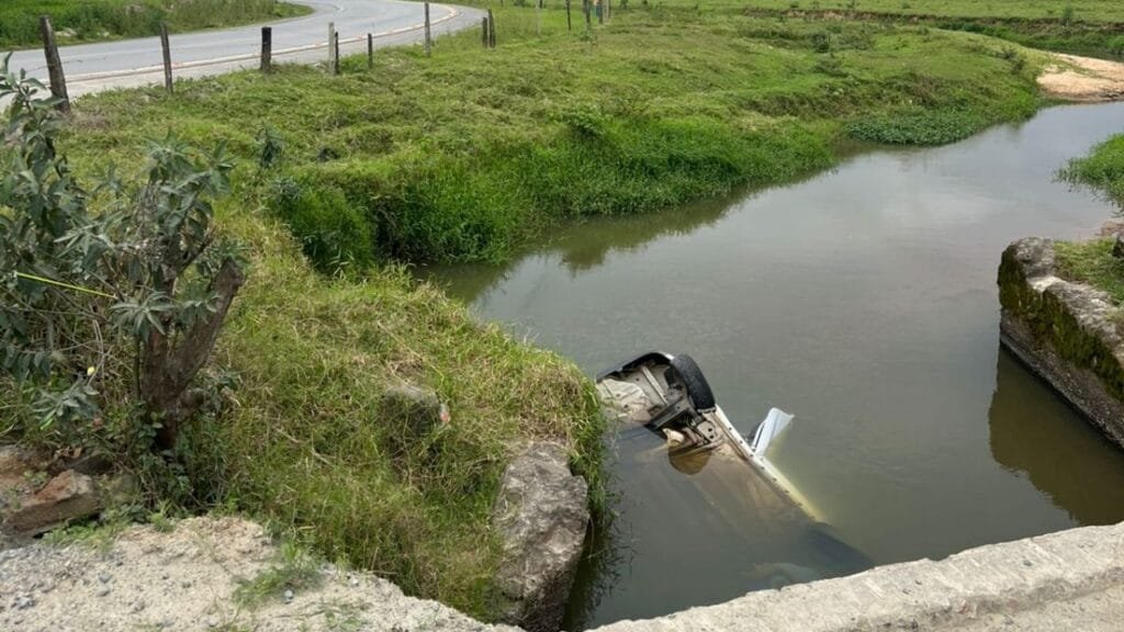 Onix Plus Camboriú,veículo capotado rio,Estrada Geral dos Macacos,PM SC,acidente sem feridos