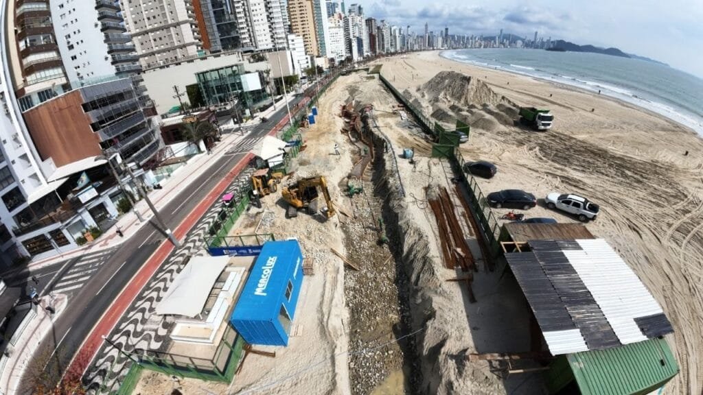 reurbanização orla BC,obras infraestrutura Praia Central,muro proteção costeira BC,parque orla Balneário Camboriú,investimento urbano SC