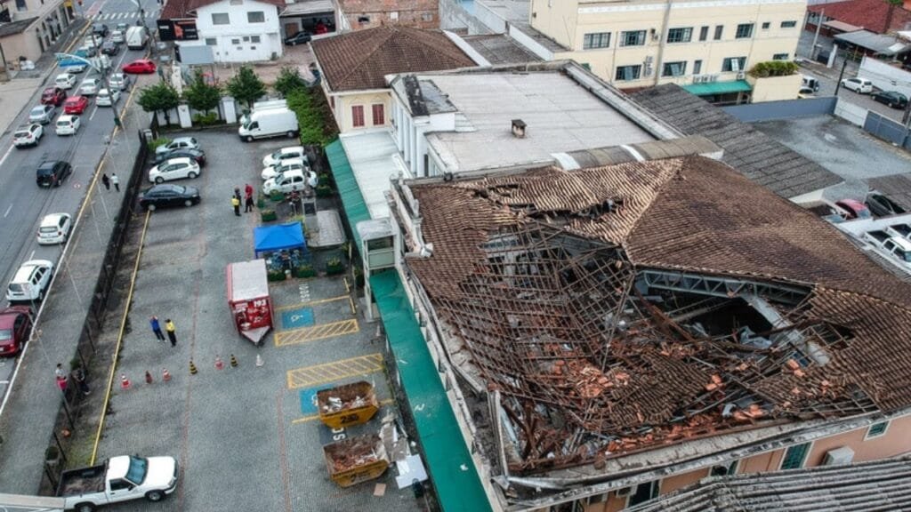 1ª Turma do Tribunal Regional do Trabalho da 12ª Região,Município de Joinville,Ministério Público do Trabalho em Santa Catarina,procuradora,trabalho,prédio Piazza Itália,Secretaria Municipal de Agricultura e Meio Ambiente,infiltrações,rachaduras,riscos de desabamento,medida preventiva,negligência do Município,direitos fundamentais,saúde,segurança no trabalho,Fundo de Amparo ao Trabalhador,taxa Selic