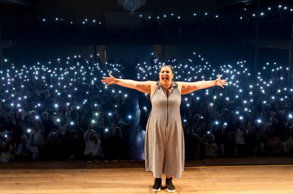 Espetáculo com Mariana Xavier arrecada duas toneladas de alimentos para entidades sociais de Joinville