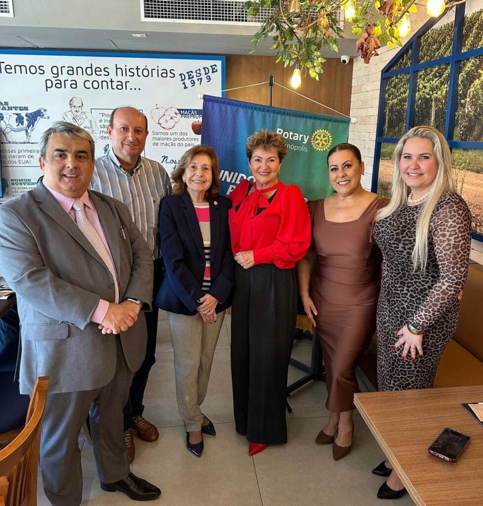 (Na foto: Fernando Henrique da Silveira, Helder Roque, Amélia Silveira, Roseli Farias Roque, Edinete Izaura Truppel e Jaqueline Severino Amaral Dias.)