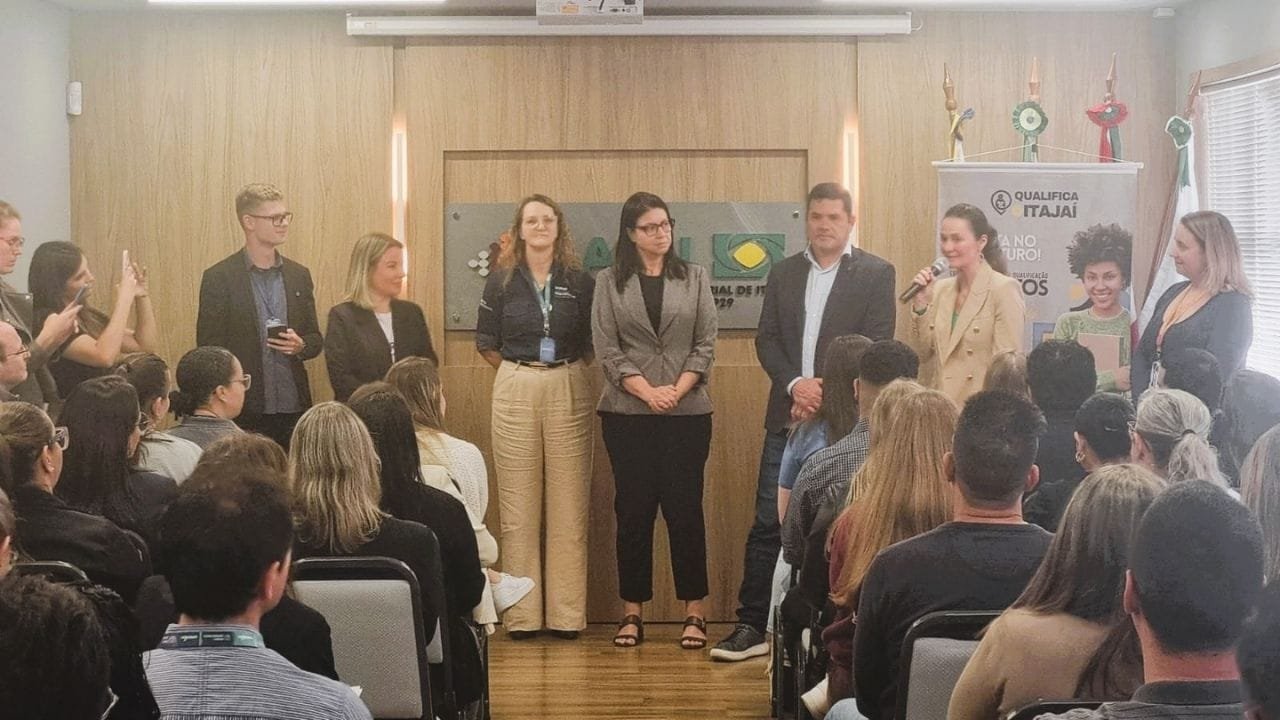 Qualifica + Itajaí,cursos gratuitos Itajaí,capacitação profissional,SENAI Itajaí,desenvolvimento profissional