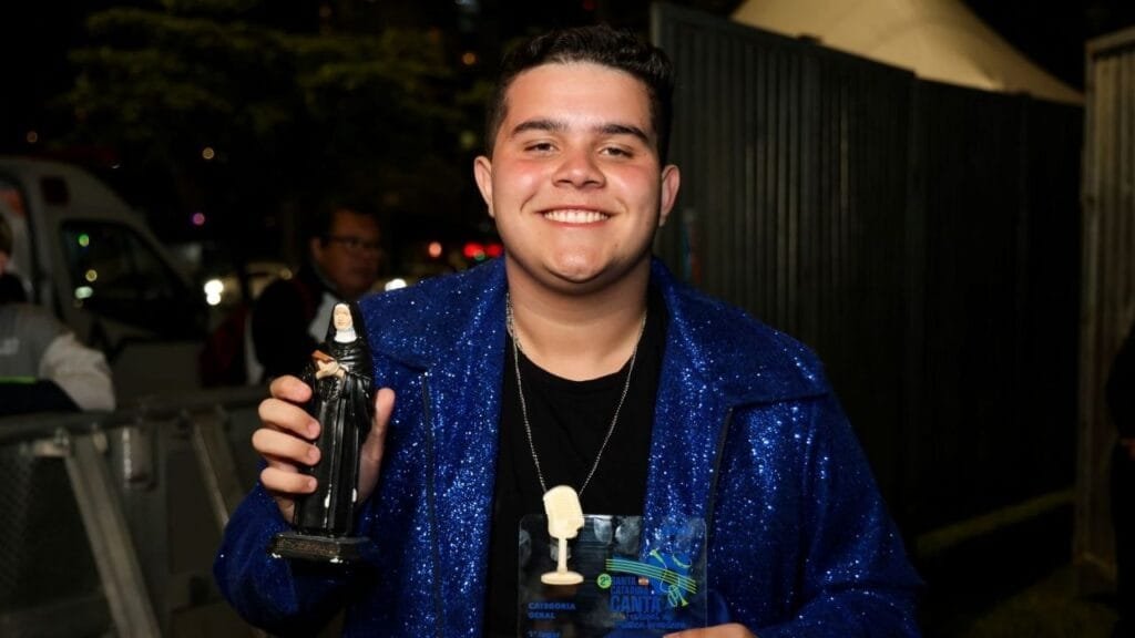 Santa Catarina Canta,Endrios Rodrigues,estudante vencedor,festival música SC