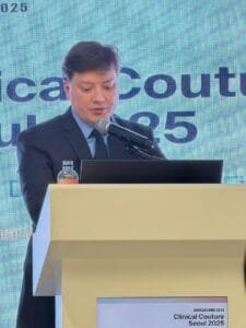 Alessandro Alarcão e Geórgia Alarcão representaram o Brasil no KoreaDerma 2025, em Seoul