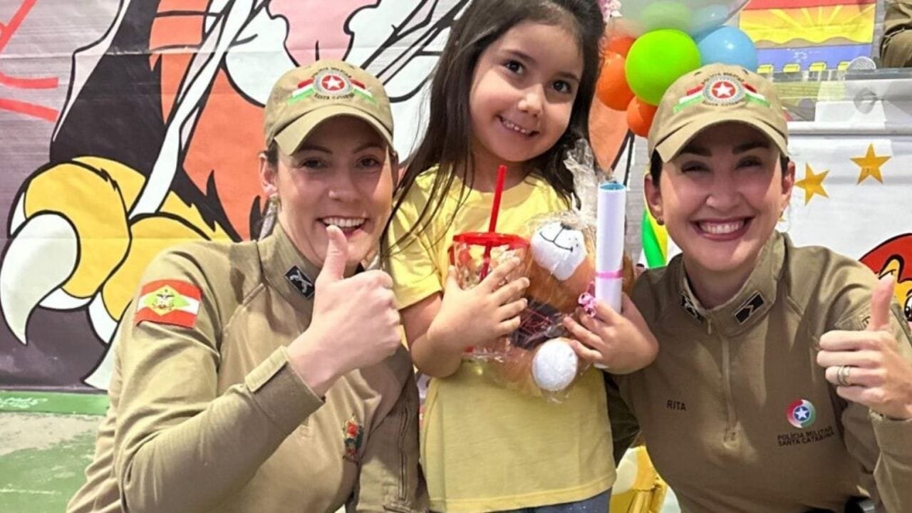 PROERD Camboriú,formatura PROERD,Polícia Militar,prevenção às drogas,alunos certificados,educação preventiva,combate à violência,programa educacional,segurança nas escolas,ação comunitária