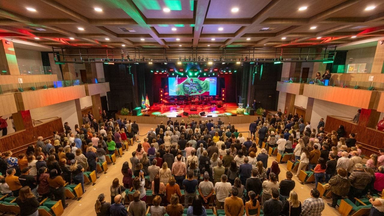 FECAM 45 anos,municipalismo Santa Catarina,revista comemorativa FECAM,gestão municipal SC