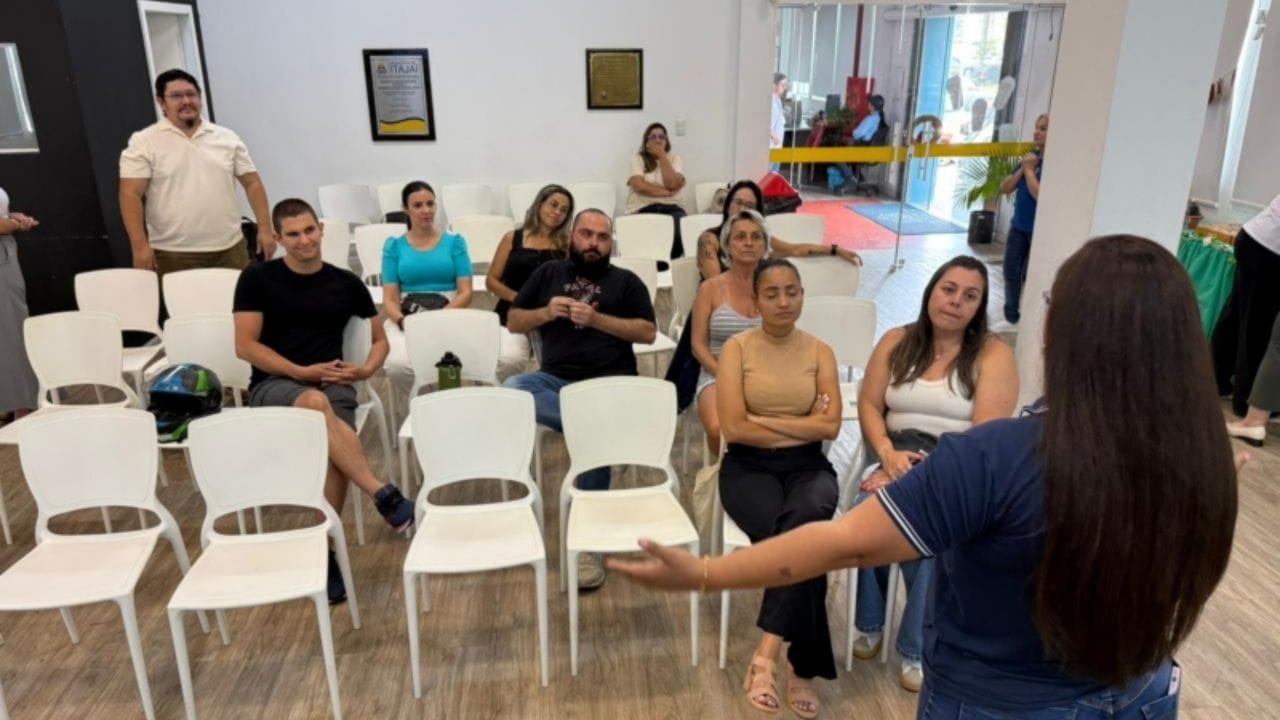 intérpretes de Libras,educação inclusiva,Secretaria de Educação de Itajaí,deficiência auditiva,surdez