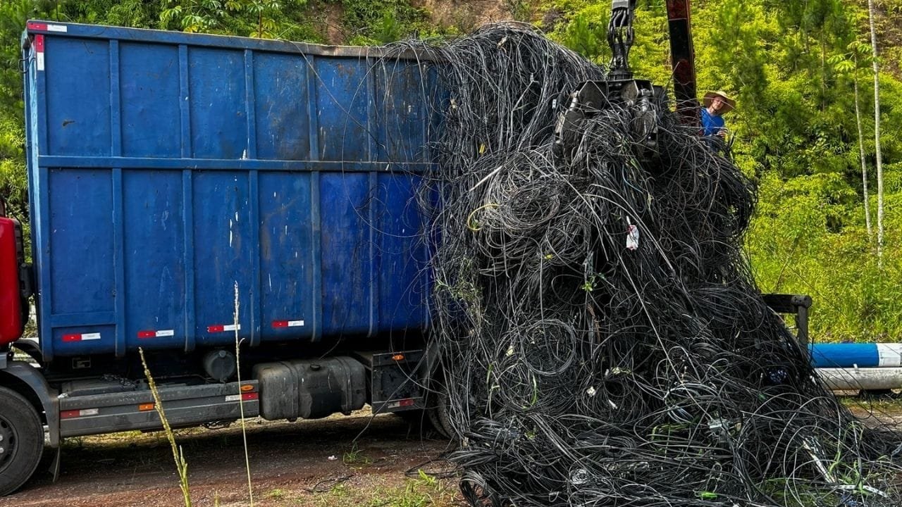 descarte de cabos,COSIP Balneário Camboriú,limpeza da rede elétrica