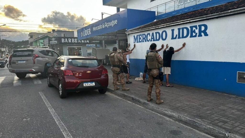 12º Batalhão de Polícia Militar,Polícia Militar de Santa Catarina,Balneário Camboriú,Camboriú,tráfico de drogas,prisões por tráfico,Vila Fortaleza,bairro Municípios,Operação Lei e Ordem,Operação Acesso Controlado,policiamento ostensivo,crimes patrimoniais,segurança pública em Santa Catarina,fiscalização de embarcações,Praia Central