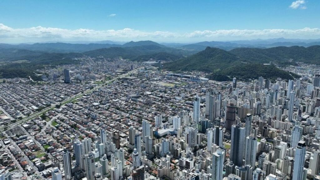 Lei de Microzoneamento,Balneário Camboriú,Lei de Uso e Ocupação do Solo,microzoneamento urbano,Prefeitura de Balneário Camboriú,Câmara de Vereadores de Balneário Camboriú,planejamento urbano em Santa Catarina,revisão do plano urbano,conferência de microzoneamento,legislação urbana municipal,participação popular,Colégio de Delegados,ordenamento territorial,uso do solo urbano,política urbana