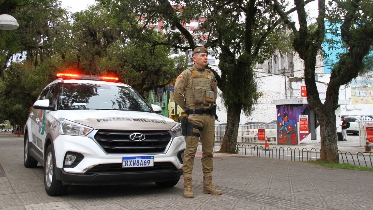 multas por drogas em Santa Catarina,uso de drogas em locais públicos,lei de drogas Santa Catarina,Lei nº 18.987,segurança pública Santa Catarina,SSP-SC,polícia em Santa Catarina,combate às drogas,multas por entorpecentes,fiscalização policial Santa Catarina,drogas ilícitas em espaços públicos,políticas antidrogas,Jorginho Mello segurança pública,penalidades por drogas,consumo de drogas em vias públicas