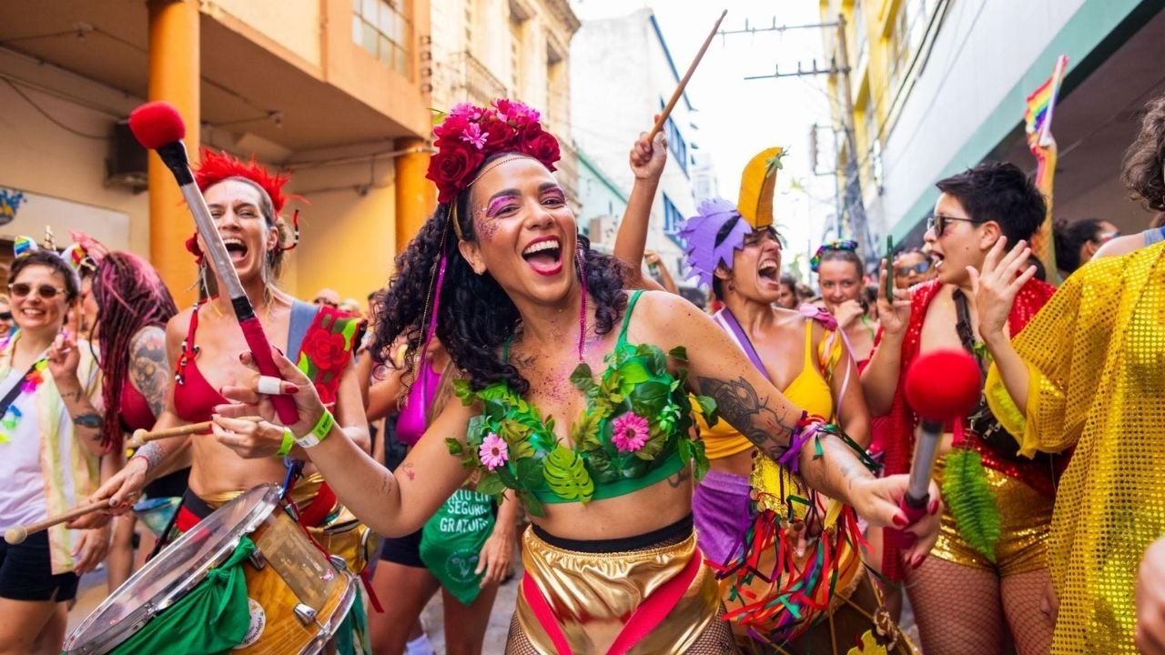 Filhas e Filhes de Eva,Filhas e Filhes de Eva no Jardim das Delícias,cortejo de pré-Carnaval,pré-Carnaval em Florianópolis,Carnaval de Rua em Florianópolis,bloco carnavalesco Lagoa da Conceição,fanfarra feminina,fanfarra em Santa Catarina,mulheres na música,pessoas não-binárias na cultura,ocupação de espaços públicos,formação musical comunitária,sopros e percussão,cultura popular catarinense,eventos gratuitos em Florianópolis