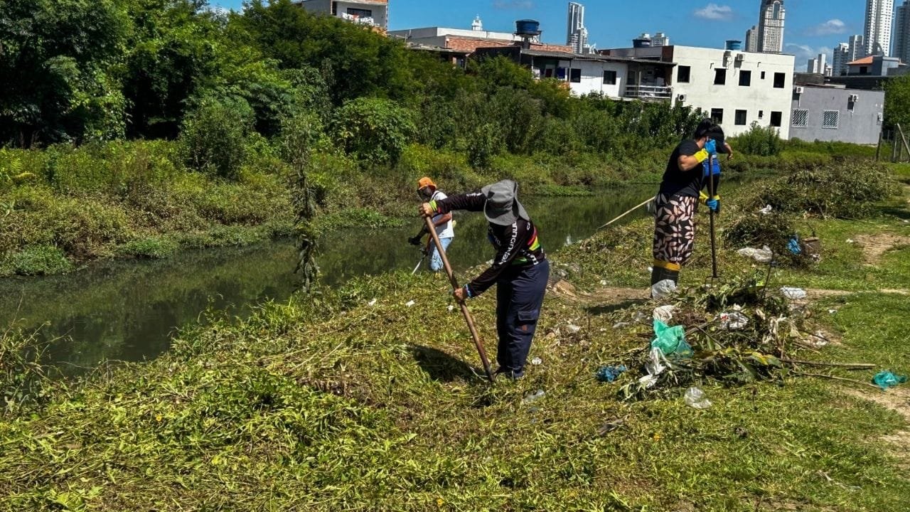 limpeza de encostas,resíduos sólidos,prevenção de alagamentos,preservação ambiental,Secretaria de Obras