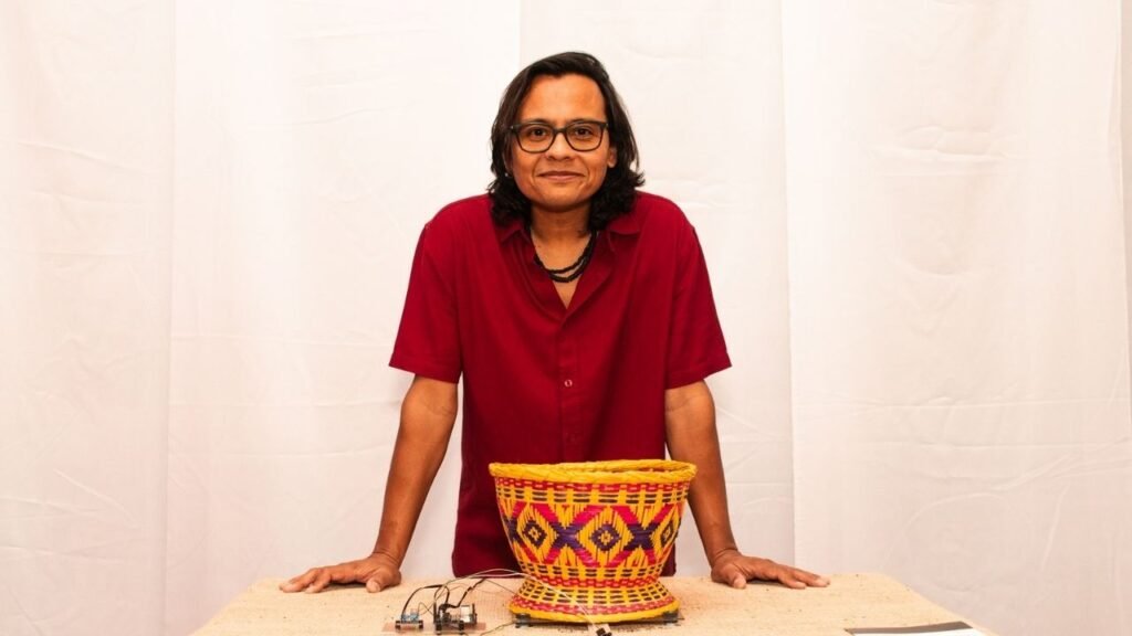 exposição Gambiarras,Denis Zubieta,Casa da Cultura Dide Brandão,Itajaí SC,exposição em Itajaí,arte contemporânea Santa Catarina,esculturas interativas,arte e tecnologia,cultura e ancestralidade,Fundação Cultural de Itajaí,Circuito Catarinense de Cultura,Política Nacional Aldir Blanc,exposições culturais em Santa Catarina,arte anticolo­nial,instalações interativas