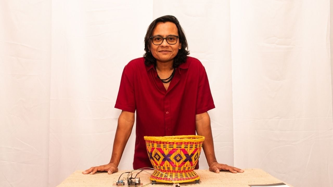 exposição Gambiarras,Denis Zubieta,Casa da Cultura Dide Brandão,Itajaí SC,exposição em Itajaí,arte contemporânea Santa Catarina,esculturas interativas,arte e tecnologia,cultura e ancestralidade,Fundação Cultural de Itajaí,Circuito Catarinense de Cultura,Política Nacional Aldir Blanc,exposições culturais em Santa Catarina,arte anticolo­nial,instalações interativas