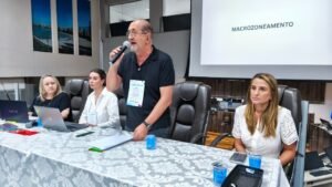 Lei de Microzoneamento,Balneário Camboriú,revisão do microzoneamento,uso e ocupação do solo,planejamento urbano Balneário Camboriú,Câmara de Vereadores de Balneário Camboriú,audiência pública urbanismo,macrozoneamento,zoneamento urbano,desenvolvimento urbano sustentável,Plano Diretor Balneário Camboriú,Prefeitura de Balneário Camboriú,conferência de urbanismo,legislação urbana Santa Catarina,participação popular planejamento urbano