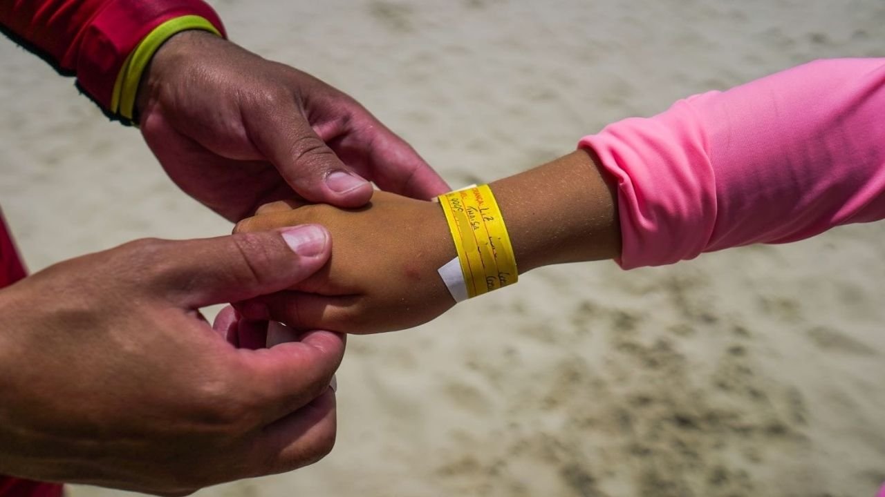 crianças perdidas nas praias,CBMSC,Corpo de Bombeiros Militar de Santa Catarina,segurança nas praias de Santa Catarina,Projeto Golfinho,prevenção de afogamentos,guarda-vidas Santa Catarina,pulseira de identificação crianças,Operação Estação Verão,salvamentos nas praias,afogamentos em Santa Catarina,segurança infantil nas praias,educação preventiva verão,praias catarinenses segurança,água doce afogamentos
