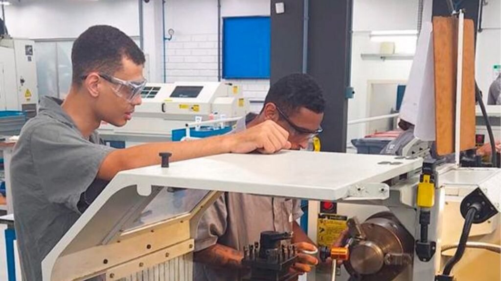 mercado de trabalho Itajaí,vagas em Itajaí,formação técnica SENAI,empregos na região