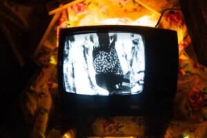 exposição Gambiarras,Denis Zubieta,Casa da Cultura Dide Brandão,Itajaí SC,exposição em Itajaí,arte contemporânea Santa Catarina,esculturas interativas,arte e tecnologia,cultura e ancestralidade,Fundação Cultural de Itajaí,Circuito Catarinense de Cultura,Política Nacional Aldir Blanc,exposições culturais em Santa Catarina,arte anticolo­nial,instalações interativas