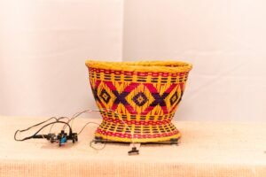 exposição Gambiarras,Denis Zubieta,Casa da Cultura Dide Brandão,Itajaí SC,exposição em Itajaí,arte contemporânea Santa Catarina,esculturas interativas,arte e tecnologia,cultura e ancestralidade,Fundação Cultural de Itajaí,Circuito Catarinense de Cultura,Política Nacional Aldir Blanc,exposições culturais em Santa Catarina,arte anticolo­nial,instalações interativas