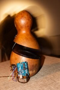 exposição Gambiarras,Denis Zubieta,Casa da Cultura Dide Brandão,Itajaí SC,exposição em Itajaí,arte contemporânea Santa Catarina,esculturas interativas,arte e tecnologia,cultura e ancestralidade,Fundação Cultural de Itajaí,Circuito Catarinense de Cultura,Política Nacional Aldir Blanc,exposições culturais em Santa Catarina,arte anticolo­nial,instalações interativas