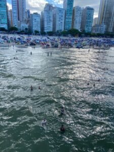 homicídio doloso,Balneário Camboriú,Polícia Militar de Santa Catarina,12º Batalhão de Polícia Militar,crime em Balneário Camboriú,homicídio com arma branca,bairro Municípios,ocorrência policial em Santa Catarina,investigação criminal,Polícia Civil,perícia criminal,local de crime isolado,violência urbana,segurança pública,homicídio em Santa Catarina