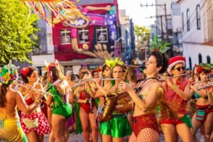 Filhas e Filhes de Eva,Filhas e Filhes de Eva no Jardim das Delícias,cortejo de pré-Carnaval,pré-Carnaval em Florianópolis,Carnaval de Rua em Florianópolis,bloco carnavalesco Lagoa da Conceição,fanfarra feminina,fanfarra em Santa Catarina,mulheres na música,pessoas não-binárias na cultura,ocupação de espaços públicos,formação musical comunitária,sopros e percussão,cultura popular catarinense,eventos gratuitos em Florianópolis