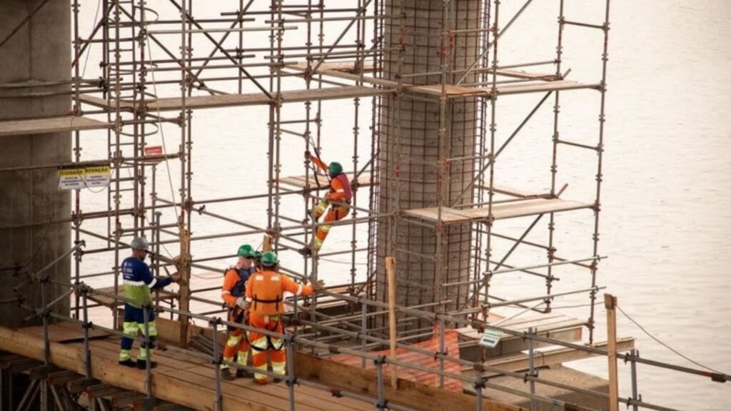 desemprego no Brasil,taxa de desemprego 2025,mercado de trabalho brasileiro,dados do IBGE,Pnad Contínua 2025,emprego formal Brasil,carteira assinada 2025,informalidade no Brasil,rendimento médio trabalhador,massa de rendimentos,ocupação no Brasil,setor de serviços emprego,comércio emprego,economia do trabalho,indicadores do mercado de trabalho