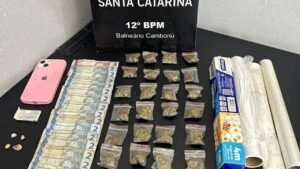 Polícia Militar de Santa Catarina,12º BPM,tráfico de drogas em Balneário Camboriú,prisão por tráfico,bairro São Judas Balneário Camboriú,crack apreendido,maconha apreendida,ponto de venda de drogas,denúncia 190 tráfico,ocorrência policial SC,mulher presa por tráfico,polícia combate ao tráfico,segurança pública Santa Catarina,apreensão de drogas,crime em Balneário Camboriú