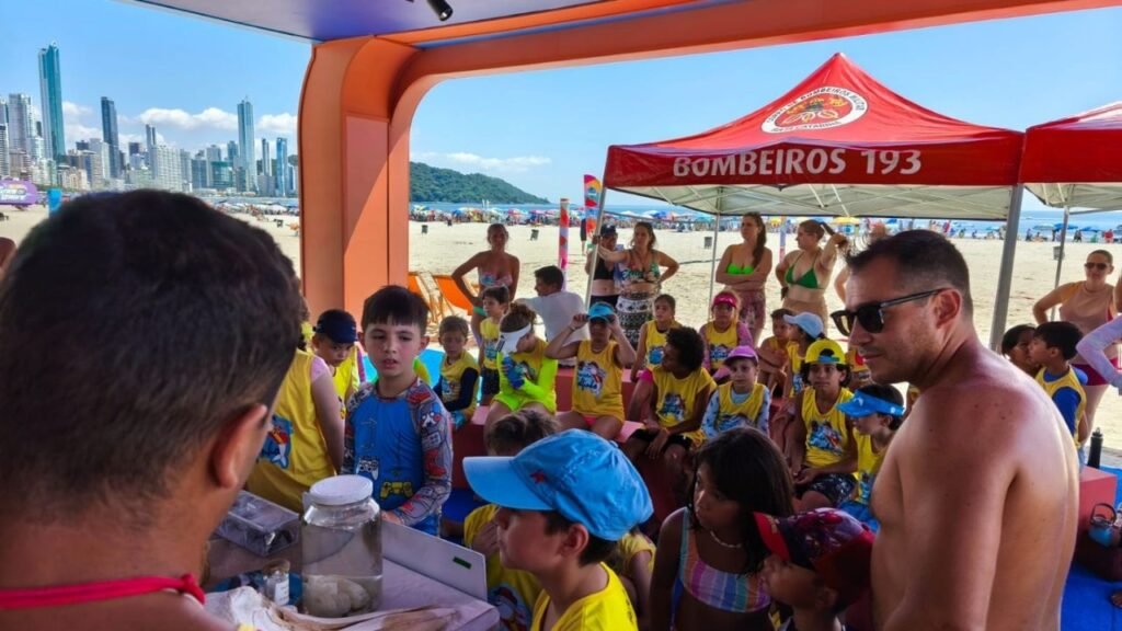 educação ambiental em Balneário Camboriú,Praia Central de Balneário Camboriú,Programa Bandeira Azul,Projeto Praia Limpa,ações ambientais nas praias,preservação da fauna marinha,crianças e meio ambiente,Prefeitura de Balneário Camboriú meio ambiente,Univali Unidade Penha,Projeto Golfinho Corpo de Bombeiros,sustentabilidade em Santa Catarina,educação ambiental infantil,praias certificadas Bandeira Azul,conscientização ambiental nas praias,atividades ambientais verão