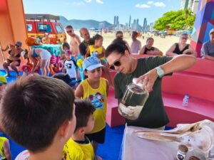 educação ambiental em Balneário Camboriú,Praia Central de Balneário Camboriú,Programa Bandeira Azul,Projeto Praia Limpa,ações ambientais nas praias,preservação da fauna marinha,crianças e meio ambiente,Prefeitura de Balneário Camboriú meio ambiente,Univali Unidade Penha,Projeto Golfinho Corpo de Bombeiros,sustentabilidade em Santa Catarina,educação ambiental infantil,praias certificadas Bandeira Azul,conscientização ambiental nas praias,atividades ambientais verão